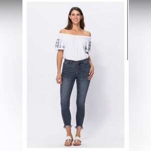 judy blue mid rise skinny jeans with shark bite hem size 3/26 style 88400